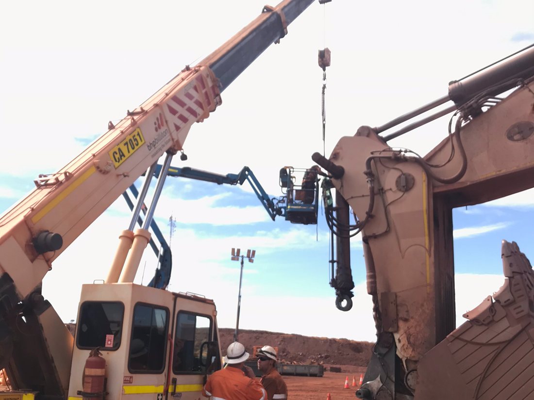 Crane and excavator maintenance on a mining site